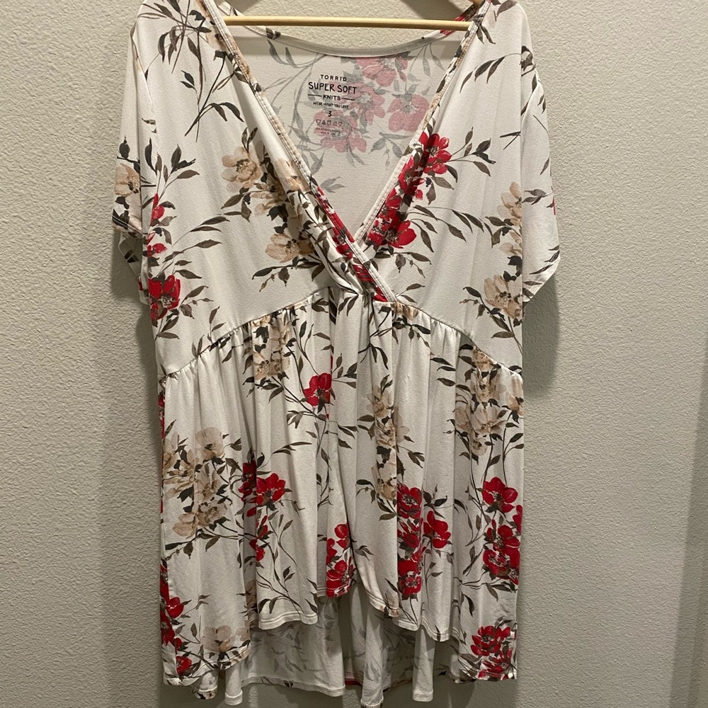 Torrid sz 3 Floral V-Neck Surplice Top